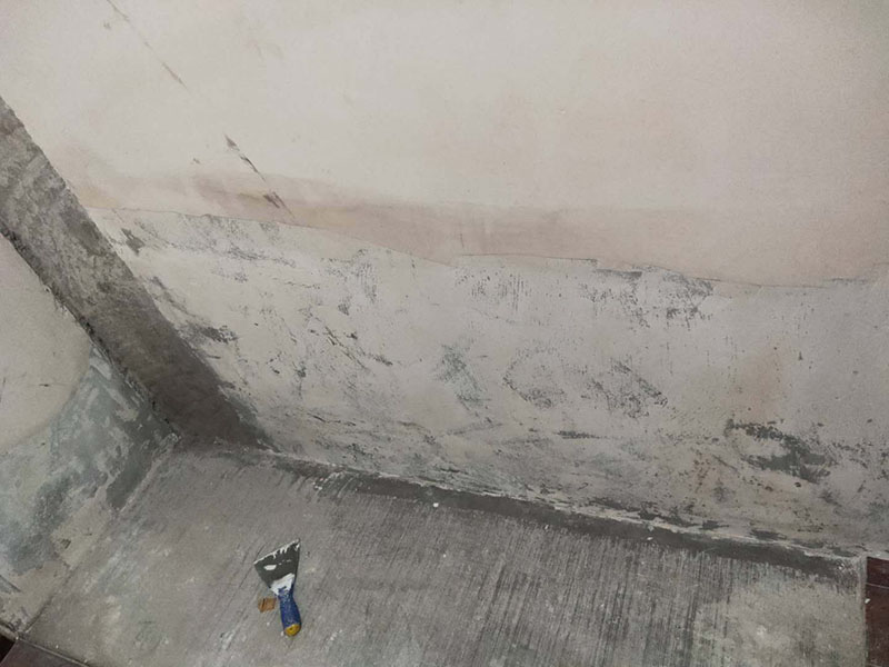 墻面局部維修翻新：墻面局部位置需要維修，墻面局部需要維修這個情況一般來說是比較常見的問題?？赡苡捎谝郧把b修時施工工藝的原因，墻面局部出現(xiàn)開裂、脫落現(xiàn)象，或者墻面被家中小朋友亂寫亂畫，或不小心被硬物刮傷等等。這幾種問題都是比較常見的墻面局部問題，其中開裂以及刮傷這種有明顯傷痕的問題建議都是能夠盡快進行維修，以免傷害到周圍其他完好墻面。 維修期間需要重新刮膩子進行修補找平，那么在施工時就需要等到每一層膩子完全干透才能進行下一步的施工。乳膠漆在涂刷底漆與面漆時同樣需要一個自然干透的時間，這些是比較影響我們墻面乳膠漆維修時間的主要因素。