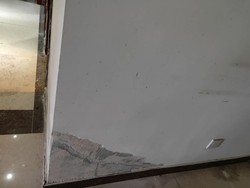 墻面局部維修翻新：墻面局部位置需要維修，墻面局部需要維修這個情況一般來說是比較常見的問題?？赡苡捎谝郧把b修時施工工藝的原因，墻面局部出現(xiàn)開裂、脫落現(xiàn)象，或者墻面被家中小朋友亂寫亂畫，或不小心被硬物刮傷等等。這幾種問題都是比較常見的墻面局部問題，其中開裂以及刮傷這種有明顯傷痕的問題建議都是能夠盡快進行維修，以免傷害到周圍其他完好墻面。 維修期間需要重新刮膩子進行修補找平，那么在施工時就需要等到每一層膩子完全干透才能進行下一步的施工。乳膠漆在涂刷底漆與面漆時同樣需要一個自然干透的時間，這些是比較影響我們墻面乳膠漆維修時間的主要因素。