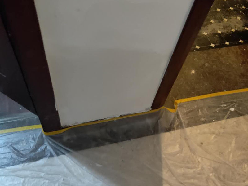 墻面局部維修翻新：墻面局部位置需要維修，墻面局部需要維修這個情況一般來說是比較常見的問題?？赡苡捎谝郧把b修時施工工藝的原因，墻面局部出現(xiàn)開裂、脫落現(xiàn)象，或者墻面被家中小朋友亂寫亂畫，或不小心被硬物刮傷等等。這幾種問題都是比較常見的墻面局部問題，其中開裂以及刮傷這種有明顯傷痕的問題建議都是能夠盡快進行維修，以免傷害到周圍其他完好墻面。 維修期間需要重新刮膩子進行修補找平，那么在施工時就需要等到每一層膩子完全干透才能進行下一步的施工。乳膠漆在涂刷底漆與面漆時同樣需要一個自然干透的時間，這些是比較影響我們墻面乳膠漆維修時間的主要因素。