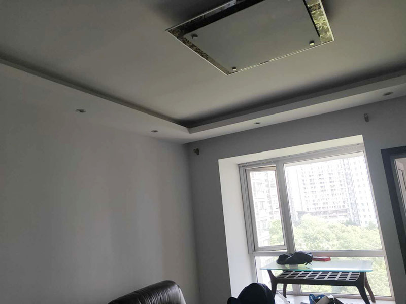 乳膠漆翻新：一般來說，內墻乳膠漆，在墻砌好后，是在抹灰完成后，總包單位會進行兩道抹灰，第二道的時候基面加以修飾效果的補平。 　　所以一般都會批膩子，膩子的作用是讓墻面更平整一點。 雙飛粉也可以當膩子用，一般是用801+809膠水加雙飛粉攪拌。刮膩子后，總有些高低不平，或者基層不是很平整的面。這個時候，需要砂紙出動，進行手工的打磨，修復。中間還可以用太陽燈照明，便于檢查平整度。再用砂紙打磨，不斷的完善。