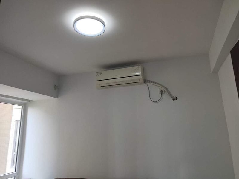 乳膠漆翻新：一般來說，內墻乳膠漆，在墻砌好后，是在抹灰完成后，總包單位會進行兩道抹灰，第二道的時候基面加以修飾效果的補平。 　　所以一般都會批膩子，膩子的作用是讓墻面更平整一點。 雙飛粉也可以當膩子用，一般是用801+809膠水加雙飛粉攪拌。刮膩子后，總有些高低不平，或者基層不是很平整的面。這個時候，需要砂紙出動，進行手工的打磨，修復。中間還可以用太陽燈照明，便于檢查平整度。再用砂紙打磨，不斷的完善。