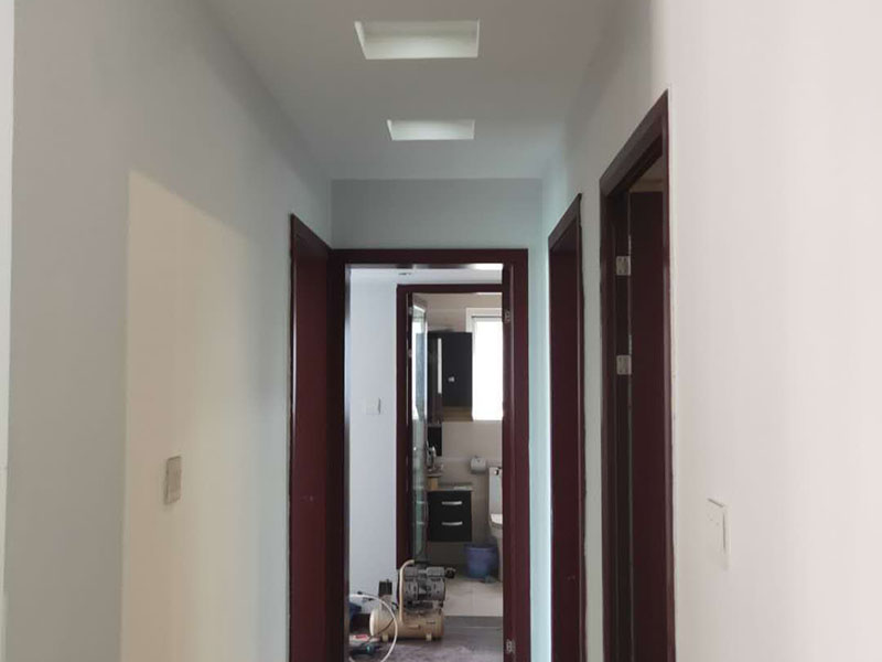 乳膠漆翻新：一般來說，內墻乳膠漆，在墻砌好后，是在抹灰完成后，總包單位會進行兩道抹灰，第二道的時候基面加以修飾效果的補平。 　　所以一般都會批膩子，膩子的作用是讓墻面更平整一點。 雙飛粉也可以當膩子用，一般是用801+809膠水加雙飛粉攪拌。刮膩子后，總有些高低不平，或者基層不是很平整的面。這個時候，需要砂紙出動，進行手工的打磨，修復。中間還可以用太陽燈照明，便于檢查平整度。再用砂紙打磨，不斷的完善。