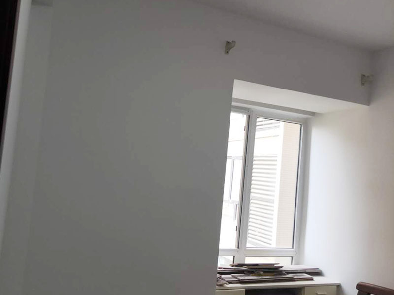 乳膠漆翻新：一般來說，內墻乳膠漆，在墻砌好后，是在抹灰完成后，總包單位會進行兩道抹灰，第二道的時候基面加以修飾效果的補平。 　　所以一般都會批膩子，膩子的作用是讓墻面更平整一點。 雙飛粉也可以當膩子用，一般是用801+809膠水加雙飛粉攪拌。刮膩子后，總有些高低不平，或者基層不是很平整的面。這個時候，需要砂紙出動，進行手工的打磨，修復。中間還可以用太陽燈照明，便于檢查平整度。再用砂紙打磨，不斷的完善。