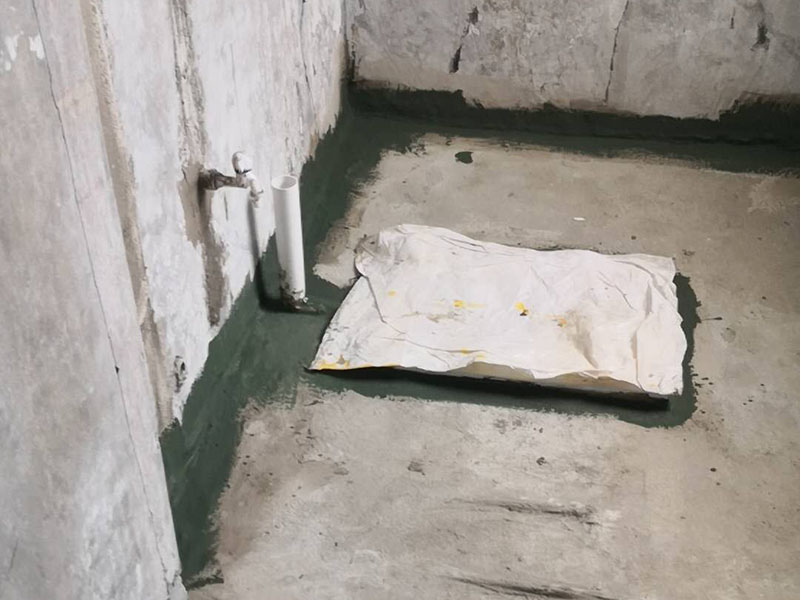 有一種叫架空式回填，這一種方式現(xiàn)在相對來說比較少了，首先這種方式的時間成本要多出一到兩天而且這種方式的防水相對來說會比較差，樓下很容易出現(xiàn)問題，雖然這種方式對了管道的保護是非常好的，因為衛(wèi)生間中間就是空的，它就是在四周的墻面打孔，然后做現(xiàn)澆板，這樣做主要就是后期時間長了四周容易出現(xiàn)滲漏，然后中間的架空層就會被水填滿，防水萬一出問題就比較麻煩。