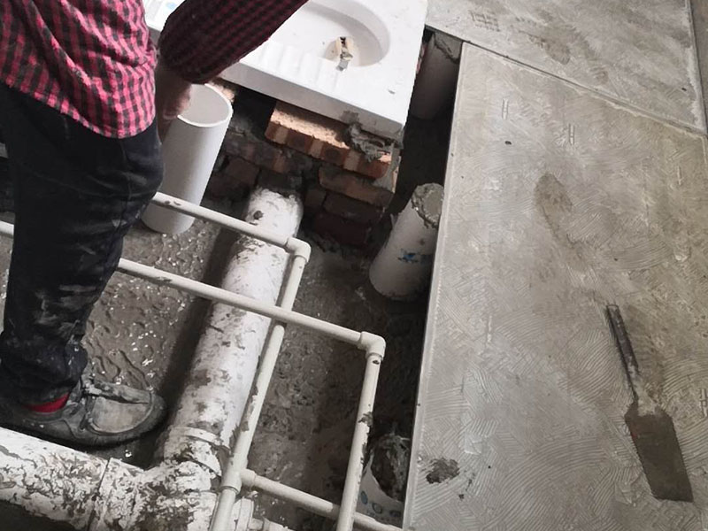 有一種叫架空式回填，這一種方式現(xiàn)在相對來說比較少了，首先這種方式的時間成本要多出一到兩天而且這種方式的防水相對來說會比較差，樓下很容易出現(xiàn)問題，雖然這種方式對了管道的保護是非常好的，因為衛(wèi)生間中間就是空的，它就是在四周的墻面打孔，然后做現(xiàn)澆板，這樣做主要就是后期時間長了四周容易出現(xiàn)滲漏，然后中間的架空層就會被水填滿，防水萬一出問題就比較麻煩。