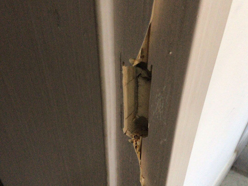 門(mén)鎖修復(fù)翻新：由于門(mén)扇自身重力原因，或門(mén)活頁(yè)原因，導(dǎo)致門(mén)扇下沉，出現(xiàn)鎖門(mén)或開(kāi)門(mén)不順暢現(xiàn)象。這個(gè)時(shí)候往往是用鑰匙開(kāi)門(mén)、鎖門(mén)非常吃力。此時(shí)，不要強(qiáng)行扭動(dòng)鑰匙，以免掰斷鑰匙，增加麻煩。正確的解決辦法：應(yīng)先查看原因。如果是因活頁(yè)松動(dòng)導(dǎo)致門(mén)扇下沉，應(yīng)將松動(dòng)的活頁(yè)用螺絲固定緊即可。若是門(mén)框變形或其原因?qū)е虏豢苫謴?fù)的，可從門(mén)框入手，將鎖舌相應(yīng)擴(kuò)充，這樣，門(mén)鎖開(kāi)關(guān)門(mén)就可以恢復(fù)正常流暢了。