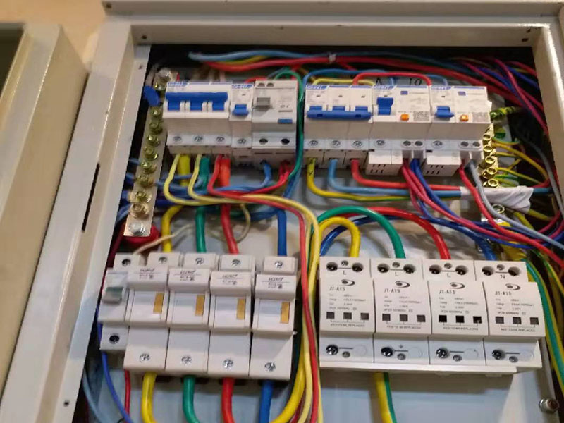 插座電路維修：將盒內(nèi)甩出的導(dǎo)線留出維修長度，然后削出線芯，注意不要碰傷線芯。將導(dǎo)線按順時針方向盤繞在開關(guān)或插座對應(yīng)的接線柱上，然后旋緊壓頭，要求線芯不得外露?；鹁€接入開關(guān)2個孔中的一個A標(biāo)記，再從另一個孔中接出絕緣線接入下面的插座3個孔中的L孔內(nèi)接牢。零線直接接入插座3個孔中的N孔內(nèi)接牢。地線直接接入插座3個孔中的E孔內(nèi)接牢。若零線與地線錯接，使用電器時會出現(xiàn)跳閘現(xiàn)象。 最后將盒子內(nèi)甩出的導(dǎo)線由塑料臺的出線孔中穿出，再把塑料臺緊貼于墻面用螺絲固定在盒子上。固定好后，將導(dǎo)線按各自的位置從開關(guān)插座的線孔中穿出，按接線要求將導(dǎo)線壓牢。