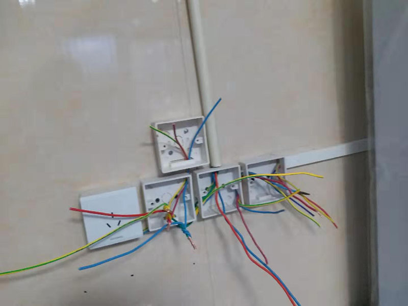 插座電路維修：將盒內(nèi)甩出的導(dǎo)線留出維修長度，然后削出線芯，注意不要碰傷線芯。將導(dǎo)線按順時針方向盤繞在開關(guān)或插座對應(yīng)的接線柱上，然后旋緊壓頭，要求線芯不得外露?；鹁€接入開關(guān)2個孔中的一個A標(biāo)記，再從另一個孔中接出絕緣線接入下面的插座3個孔中的L孔內(nèi)接牢。零線直接接入插座3個孔中的N孔內(nèi)接牢。地線直接接入插座3個孔中的E孔內(nèi)接牢。若零線與地線錯接，使用電器時會出現(xiàn)跳閘現(xiàn)象。 最后將盒子內(nèi)甩出的導(dǎo)線由塑料臺的出線孔中穿出，再把塑料臺緊貼于墻面用螺絲固定在盒子上。固定好后，將導(dǎo)線按各自的位置從開關(guān)插座的線孔中穿出，按接線要求將導(dǎo)線壓牢。