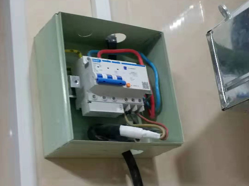 插座電路維修：將盒內(nèi)甩出的導(dǎo)線留出維修長度，然后削出線芯，注意不要碰傷線芯。將導(dǎo)線按順時針方向盤繞在開關(guān)或插座對應(yīng)的接線柱上，然后旋緊壓頭，要求線芯不得外露?；鹁€接入開關(guān)2個孔中的一個A標(biāo)記，再從另一個孔中接出絕緣線接入下面的插座3個孔中的L孔內(nèi)接牢。零線直接接入插座3個孔中的N孔內(nèi)接牢。地線直接接入插座3個孔中的E孔內(nèi)接牢。若零線與地線錯接，使用電器時會出現(xiàn)跳閘現(xiàn)象。 最后將盒子內(nèi)甩出的導(dǎo)線由塑料臺的出線孔中穿出，再把塑料臺緊貼于墻面用螺絲固定在盒子上。固定好后，將導(dǎo)線按各自的位置從開關(guān)插座的線孔中穿出，按接線要求將導(dǎo)線壓牢。