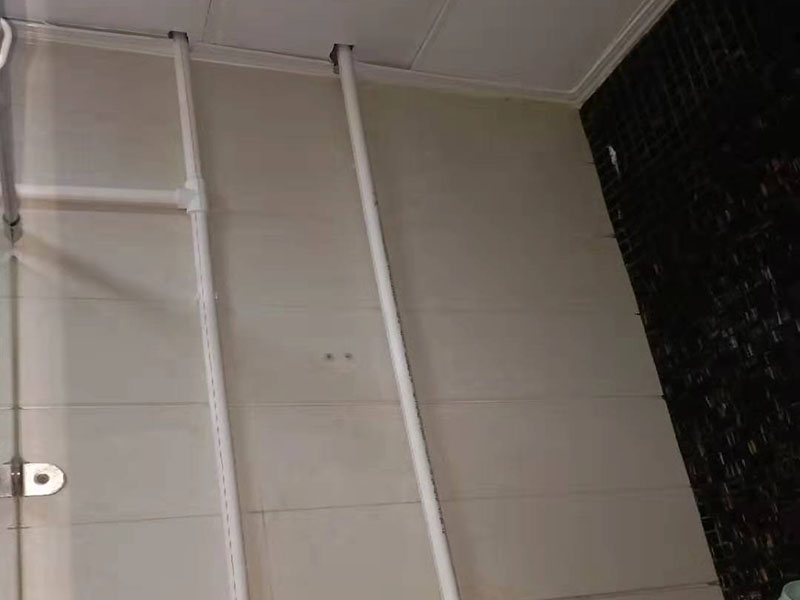 熱水器改造水電線路： 1、管子走線一定要合理,盡量避免曲折。 2、安全閥和計量表盤安裝到寬敞、通風且易于作的地方。 3、氣管走線不要走陰暗、潮濕等容易產生腐蝕性物質的地方,避免管子被腐蝕后漏氣;盡量走通風的地方,避免漏氣后可能造成嚴重后果。 4、用水點與熱水器之間的管子長度盡量短一點,這樣在需要用熱水的時候,可以更快的放到熱水,同時也可以減小浪費。 5、除了廚房、衛(wèi)生間、洗衣間的用水,如果需要,盡量考慮今后是否會養(yǎng)花、養(yǎng)魚等,提前預留出水位置,以免以后改造麻煩。