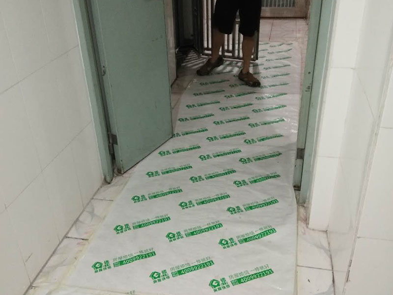 地面保護(hù)建渣處理：一、入戶門的保護(hù) 各種裝修物料的進(jìn)場(chǎng)以及各種建筑裝修的清理，都會(huì)經(jīng)過入戶門，這些物品在搬運(yùn)的過程中，與入戶門發(fā)生磕碰、摩擦的機(jī)率大大增加，第一個(gè)需要做好成品保護(hù)的地方就是我們的入戶門。 二、水電改造時(shí)的保護(hù) 1、電路改造的時(shí)候，能開槽的地方盡量開槽。 2、不能開槽的地方一定要做好固定和保護(hù)。 3、下水管要封好 。4、對(duì)裸露的線頭盡量進(jìn)行包裹。  三、瓷磚、地板的鋪貼保護(hù) 瓷磚、地板的鋪裝，也屬于基礎(chǔ)裝修的部分，經(jīng)常發(fā)現(xiàn)瓷磚施工時(shí)和施工后都沒有做成品保護(hù)工作。 