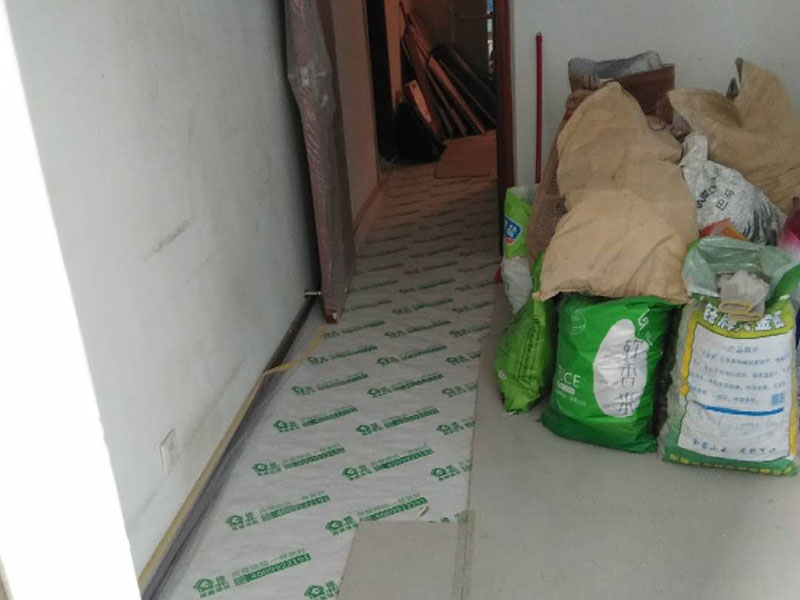 地面保護(hù)建渣處理：一、入戶門的保護(hù) 各種裝修物料的進(jìn)場(chǎng)以及各種建筑裝修的清理，都會(huì)經(jīng)過入戶門，這些物品在搬運(yùn)的過程中，與入戶門發(fā)生磕碰、摩擦的機(jī)率大大增加，第一個(gè)需要做好成品保護(hù)的地方就是我們的入戶門。 二、水電改造時(shí)的保護(hù) 1、電路改造的時(shí)候，能開槽的地方盡量開槽。 2、不能開槽的地方一定要做好固定和保護(hù)。 3、下水管要封好 。4、對(duì)裸露的線頭盡量進(jìn)行包裹。  三、瓷磚、地板的鋪貼保護(hù) 瓷磚、地板的鋪裝，也屬于基礎(chǔ)裝修的部分，經(jīng)常發(fā)現(xiàn)瓷磚施工時(shí)和施工后都沒有做成品保護(hù)工作。 
