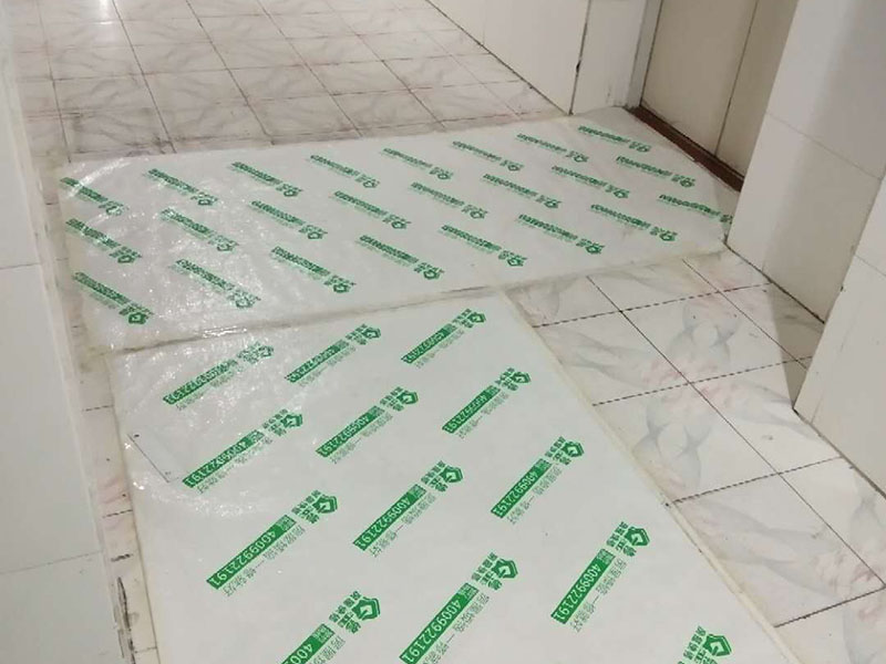 地面保護(hù)建渣處理：一、入戶門的保護(hù) 各種裝修物料的進(jìn)場(chǎng)以及各種建筑裝修的清理，都會(huì)經(jīng)過入戶門，這些物品在搬運(yùn)的過程中，與入戶門發(fā)生磕碰、摩擦的機(jī)率大大增加，第一個(gè)需要做好成品保護(hù)的地方就是我們的入戶門。 二、水電改造時(shí)的保護(hù) 1、電路改造的時(shí)候，能開槽的地方盡量開槽。 2、不能開槽的地方一定要做好固定和保護(hù)。 3、下水管要封好 。4、對(duì)裸露的線頭盡量進(jìn)行包裹。  三、瓷磚、地板的鋪貼保護(hù) 瓷磚、地板的鋪裝，也屬于基礎(chǔ)裝修的部分，經(jīng)常發(fā)現(xiàn)瓷磚施工時(shí)和施工后都沒有做成品保護(hù)工作。 