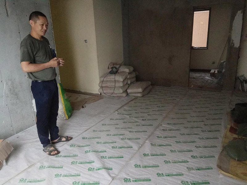 衛(wèi)生間防水及客廳地面保護(hù)：刷第一遍防水涂料。施工前確保工地干凈、干燥，防水涂料要涂滿，無(wú)遺漏，與基層結(jié)合牢固，無(wú)裂紋，無(wú)氣泡，無(wú)脫落現(xiàn)象。涂刷高度一致，厚度要達(dá)到產(chǎn)品規(guī)定要求。刷第二遍防水涂料。注意、第二遍防水涂料間需要有一定時(shí)間間隔，待遍涂料干透后才能進(jìn)行第二遍，具體時(shí)間視涂料而定。間隔時(shí)間太短，防水的效果會(huì)大打折扣。鋪保護(hù)層。為防止之后的施工破壞防水層，需在防水涂料表面鋪上保護(hù)層。保護(hù)層要完全覆蓋防水層，無(wú)遺漏，與基層結(jié)合牢固，無(wú)裂紋，無(wú)氣泡，無(wú)脫落現(xiàn)象。閉水試驗(yàn)。閉水試驗(yàn)時(shí)，地面點(diǎn)的水線不能低于2厘米，保存至少24小時(shí)，觀察無(wú)滲漏現(xiàn)象后方算合格。如有滲漏，需重做，切莫不能疏忽大意。