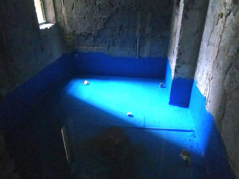 衛(wèi)生間防水及客廳地面保護(hù)：刷第一遍防水涂料。施工前確保工地干凈、干燥，防水涂料要涂滿，無(wú)遺漏，與基層結(jié)合牢固，無(wú)裂紋，無(wú)氣泡，無(wú)脫落現(xiàn)象。涂刷高度一致，厚度要達(dá)到產(chǎn)品規(guī)定要求。刷第二遍防水涂料。注意、第二遍防水涂料間需要有一定時(shí)間間隔，待遍涂料干透后才能進(jìn)行第二遍，具體時(shí)間視涂料而定。間隔時(shí)間太短，防水的效果會(huì)大打折扣。鋪保護(hù)層。為防止之后的施工破壞防水層，需在防水涂料表面鋪上保護(hù)層。保護(hù)層要完全覆蓋防水層，無(wú)遺漏，與基層結(jié)合牢固，無(wú)裂紋，無(wú)氣泡，無(wú)脫落現(xiàn)象。閉水試驗(yàn)。閉水試驗(yàn)時(shí)，地面點(diǎn)的水線不能低于2厘米，保存至少24小時(shí)，觀察無(wú)滲漏現(xiàn)象后方算合格。如有滲漏，需重做，切莫不能疏忽大意。