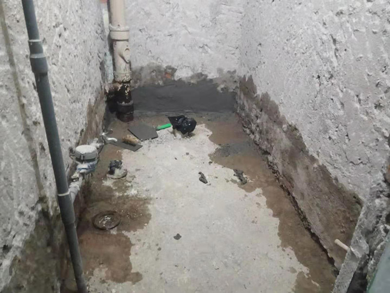 廁所防水找平：在進行防水處理之前，一定先找平地面。找平層施工方法：基面有空隙、裂縫、不平等缺陷的，用水泥砂漿修補抹平。使基面必須堅固、平整、干凈、無灰塵、油膩、蠟、脫模劑等以及其他碎屑物質。找平層干燥后方可進行防水層施工，施工期間應防火、防水。防水層完成后，要進行成品保護，不得上人走動。