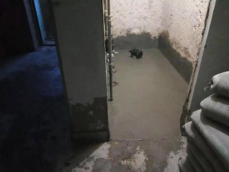 廁所防水找平：在進行防水處理之前，一定先找平地面。找平層施工方法：基面有空隙、裂縫、不平等缺陷的，用水泥砂漿修補抹平。使基面必須堅固、平整、干凈、無灰塵、油膩、蠟、脫模劑等以及其他碎屑物質。找平層干燥后方可進行防水層施工，施工期間應防火、防水。防水層完成后，要進行成品保護，不得上人走動。