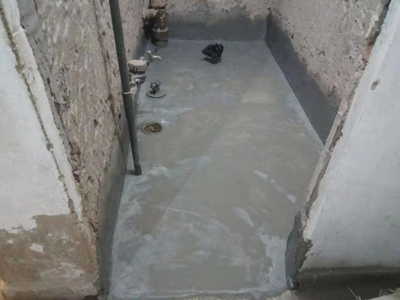 廁所防水找平：在進行防水處理之前，一定先找平地面。找平層施工方法：基面有空隙、裂縫、不平等缺陷的，用水泥砂漿修補抹平。使基面必須堅固、平整、干凈、無灰塵、油膩、蠟、脫模劑等以及其他碎屑物質。找平層干燥后方可進行防水層施工，施工期間應防火、防水。防水層完成后，要進行成品保護，不得上人走動。