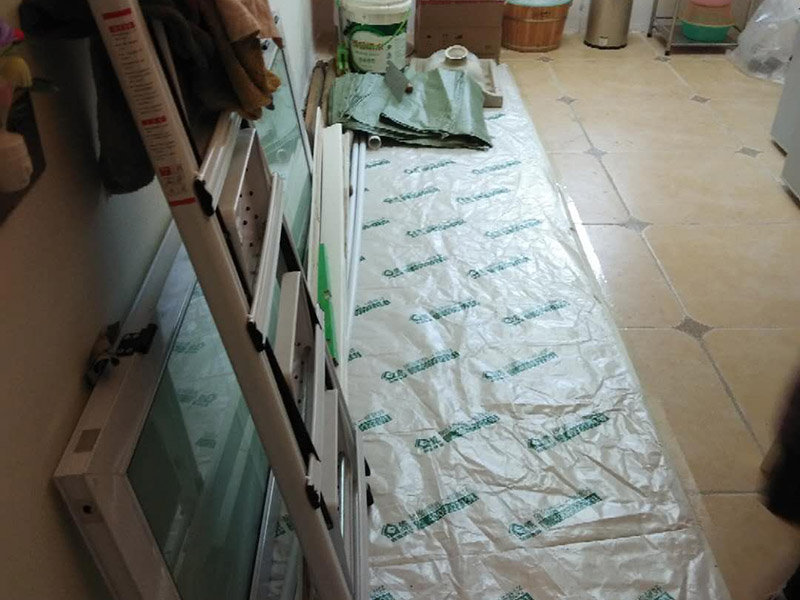 衛(wèi)生間做二次防水：首先，要用水泥砂漿將地面做平(特別是重新做裝修的房子)，然后再做防水處理。這樣可以避免防水涂料因薄厚不均或刺穿防水卷材而造成滲漏。墻體與地面之間的接縫以及上下水管道與地面的接縫處，是容易出現(xiàn)問(wèn)題的地方。所以這些部位一定要格外注意，處理一定要細(xì)致，不能有絲毫的馬虎。為了達(dá)到較好的防水效果，一般衛(wèi)生間的墻面上也要做大約750px高的防水處理，防止積水洇透墻面。與浴缸相鄰的墻面，防水處理的高度也要比浴缸上沿高出一些，淋浴要達(dá)到4500px的高度。防水施工完畢后，要將衛(wèi)生間的所有下水道堵住，進(jìn)行注水試驗(yàn)。24小時(shí)后檢查，若衛(wèi)生間的四周墻面和地面沒(méi)有滲漏現(xiàn)象說(shuō)明衛(wèi)生間防水質(zhì)量很好。反之，要找出漏點(diǎn)，進(jìn)行維修。