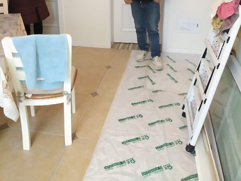 衛(wèi)生間做二次防水：首先，要用水泥砂漿將地面做平(特別是重新做裝修的房子)，然后再做防水處理。這樣可以避免防水涂料因薄厚不均或刺穿防水卷材而造成滲漏。墻體與地面之間的接縫以及上下水管道與地面的接縫處，是容易出現(xiàn)問(wèn)題的地方。所以這些部位一定要格外注意，處理一定要細(xì)致，不能有絲毫的馬虎。為了達(dá)到較好的防水效果，一般衛(wèi)生間的墻面上也要做大約750px高的防水處理，防止積水洇透墻面。與浴缸相鄰的墻面，防水處理的高度也要比浴缸上沿高出一些，淋浴要達(dá)到4500px的高度。防水施工完畢后，要將衛(wèi)生間的所有下水道堵住，進(jìn)行注水試驗(yàn)。24小時(shí)后檢查，若衛(wèi)生間的四周墻面和地面沒(méi)有滲漏現(xiàn)象說(shuō)明衛(wèi)生間防水質(zhì)量很好。反之，要找出漏點(diǎn)，進(jìn)行維修。