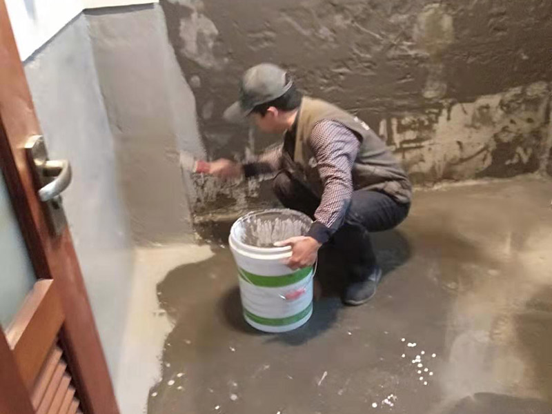 墻面刷防水維修：在涂刷防水涂層之前，先要清理墻面和地面。同時(shí)，要用連接的氣泵皮管吹盡陰角處的浮層；首先要量出防水層的高度并劃出基準(zhǔn)線；刷防水涂料時(shí)要先刷基準(zhǔn)線以下位置，并在墻面和地面連接陰角處刷成八字，上下交叉，交接處接應(yīng)有200mm，不得有漏刷情況出現(xiàn)。 墻角涂刷完成后，沿基準(zhǔn)線涂刷墻體：第一遍涂刷墻面時(shí)，應(yīng)上下縱向涂刷，第二遍涂刷墻體，應(yīng)左右橫向涂刷。 地面防水涂料的涂刷應(yīng)該從房間里側(cè)向門口涂刷，地面水管接口處尤其要仔細(xì)涂刷，不能有任何遺漏。