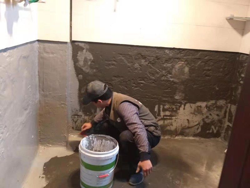 墻面刷防水維修：在涂刷防水涂層之前，先要清理墻面和地面。同時(shí)，要用連接的氣泵皮管吹盡陰角處的浮層；首先要量出防水層的高度并劃出基準(zhǔn)線；刷防水涂料時(shí)要先刷基準(zhǔn)線以下位置，并在墻面和地面連接陰角處刷成八字，上下交叉，交接處接應(yīng)有200mm，不得有漏刷情況出現(xiàn)。 墻角涂刷完成后，沿基準(zhǔn)線涂刷墻體：第一遍涂刷墻面時(shí)，應(yīng)上下縱向涂刷，第二遍涂刷墻體，應(yīng)左右橫向涂刷。 地面防水涂料的涂刷應(yīng)該從房間里側(cè)向門口涂刷，地面水管接口處尤其要仔細(xì)涂刷，不能有任何遺漏。