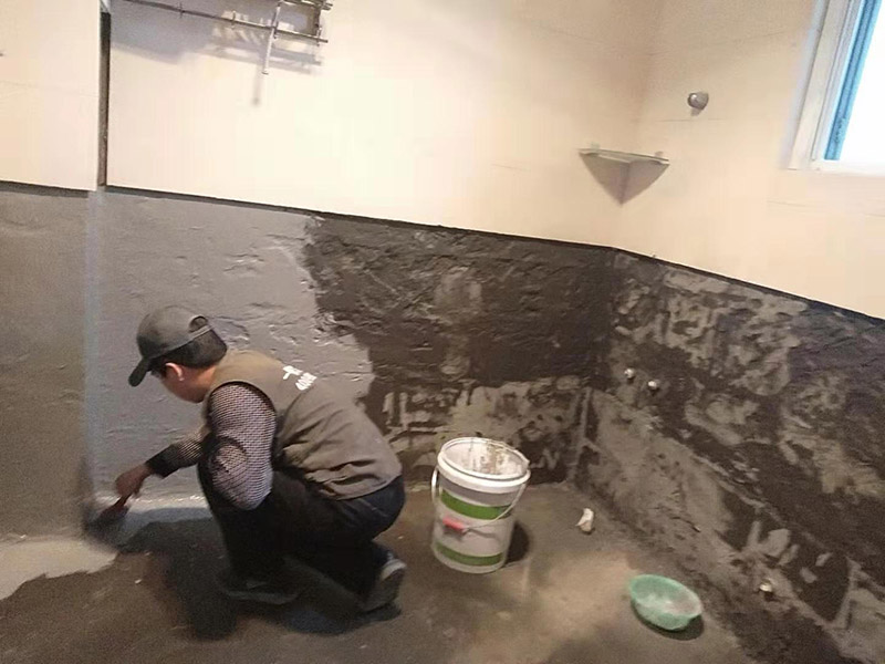 墻面刷防水維修：在涂刷防水涂層之前，先要清理墻面和地面。同時(shí)，要用連接的氣泵皮管吹盡陰角處的浮層；首先要量出防水層的高度并劃出基準(zhǔn)線；刷防水涂料時(shí)要先刷基準(zhǔn)線以下位置，并在墻面和地面連接陰角處刷成八字，上下交叉，交接處接應(yīng)有200mm，不得有漏刷情況出現(xiàn)。 墻角涂刷完成后，沿基準(zhǔn)線涂刷墻體：第一遍涂刷墻面時(shí)，應(yīng)上下縱向涂刷，第二遍涂刷墻體，應(yīng)左右橫向涂刷。 地面防水涂料的涂刷應(yīng)該從房間里側(cè)向門口涂刷，地面水管接口處尤其要仔細(xì)涂刷，不能有任何遺漏。