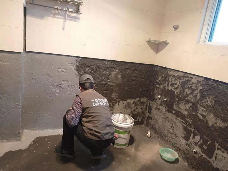 墻面刷防水維修：在涂刷防水涂層之前，先要清理墻面和地面。同時(shí)，要用連接的氣泵皮管吹盡陰角處的浮層；首先要量出防水層的高度并劃出基準(zhǔn)線；刷防水涂料時(shí)要先刷基準(zhǔn)線以下位置，并在墻面和地面連接陰角處刷成八字，上下交叉，交接處接應(yīng)有200mm，不得有漏刷情況出現(xiàn)。 墻角涂刷完成后，沿基準(zhǔn)線涂刷墻體：第一遍涂刷墻面時(shí)，應(yīng)上下縱向涂刷，第二遍涂刷墻體，應(yīng)左右橫向涂刷。 地面防水涂料的涂刷應(yīng)該從房間里側(cè)向門口涂刷，地面水管接口處尤其要仔細(xì)涂刷，不能有任何遺漏。