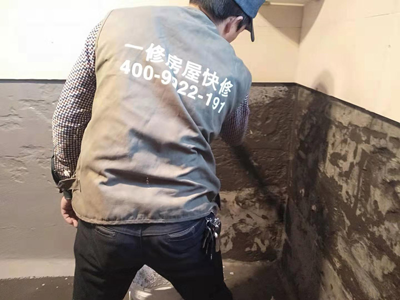 墻面刷防水維修：在涂刷防水涂層之前，先要清理墻面和地面。同時(shí)，要用連接的氣泵皮管吹盡陰角處的浮層；首先要量出防水層的高度并劃出基準(zhǔn)線；刷防水涂料時(shí)要先刷基準(zhǔn)線以下位置，并在墻面和地面連接陰角處刷成八字，上下交叉，交接處接應(yīng)有200mm，不得有漏刷情況出現(xiàn)。 墻角涂刷完成后，沿基準(zhǔn)線涂刷墻體：第一遍涂刷墻面時(shí)，應(yīng)上下縱向涂刷，第二遍涂刷墻體，應(yīng)左右橫向涂刷。 地面防水涂料的涂刷應(yīng)該從房間里側(cè)向門口涂刷，地面水管接口處尤其要仔細(xì)涂刷，不能有任何遺漏。