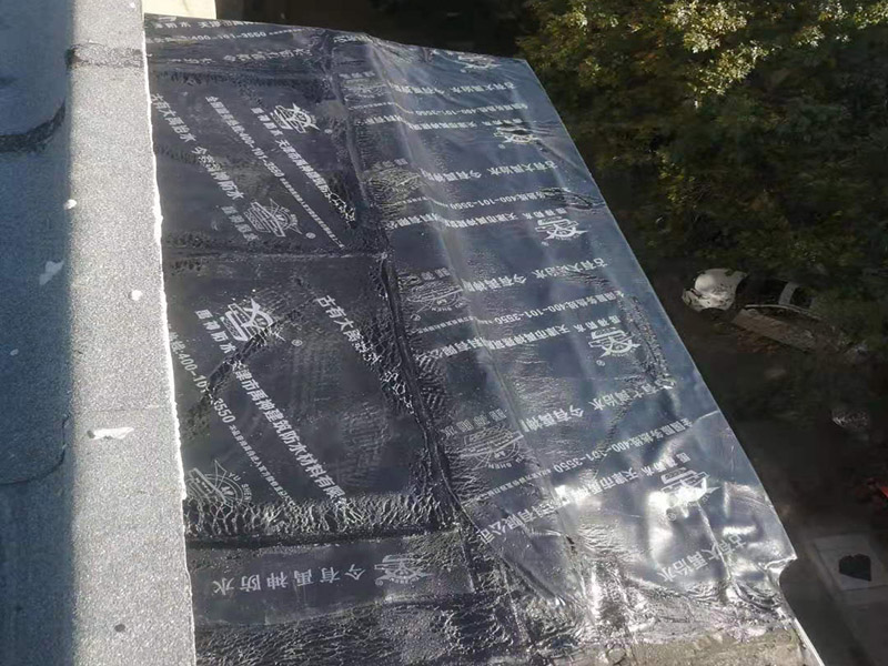 陽臺防水維修：先打開防水涂料把一定量粉料倒入容器，并同時用攪拌鉆攪拌，充分?jǐn)嚢柚翢o沉淀的乳膠狀沒有發(fā)現(xiàn)生粉團。拌勻后放了15分鐘左右后，再攪拌一下然后開始施工。在操作過程中有時要攪拌下漿料、怕會沉淀。陽臺需要在做完防水層之后做一層防水砂漿作為保護(hù)層,這樣可以保護(hù)防水層不被破壞!然后再用水泥增加一定厚度,貼瓷磚（注意這期間可以增加一道保溫層,這樣上下都可以做一層防水!）