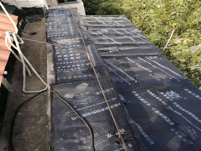 陽臺防水維修：先打開防水涂料把一定量粉料倒入容器，并同時用攪拌鉆攪拌，充分?jǐn)嚢柚翢o沉淀的乳膠狀沒有發(fā)現(xiàn)生粉團。拌勻后放了15分鐘左右后，再攪拌一下然后開始施工。在操作過程中有時要攪拌下漿料、怕會沉淀。陽臺需要在做完防水層之后做一層防水砂漿作為保護(hù)層,這樣可以保護(hù)防水層不被破壞!然后再用水泥增加一定厚度,貼瓷磚（注意這期間可以增加一道保溫層,這樣上下都可以做一層防水!）