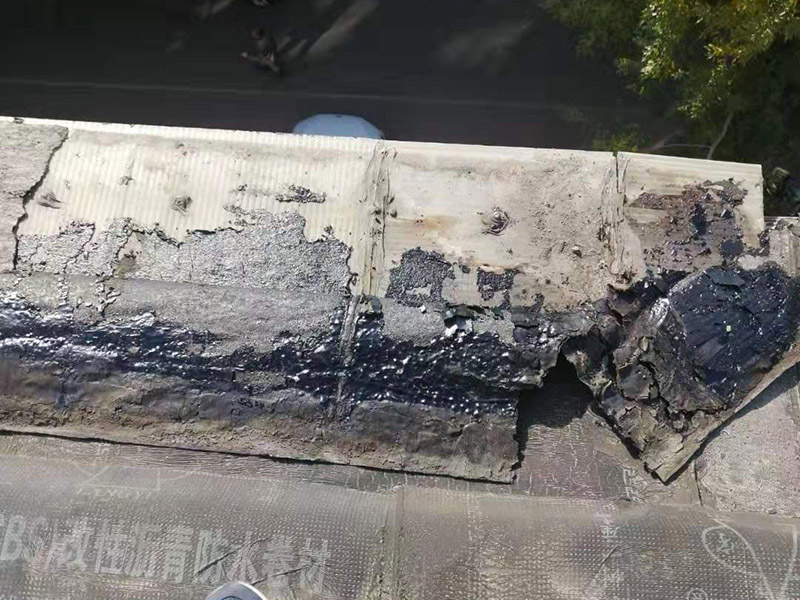 陽臺防水維修：先打開防水涂料把一定量粉料倒入容器，并同時用攪拌鉆攪拌，充分?jǐn)嚢柚翢o沉淀的乳膠狀沒有發(fā)現(xiàn)生粉團。拌勻后放了15分鐘左右后，再攪拌一下然后開始施工。在操作過程中有時要攪拌下漿料、怕會沉淀。陽臺需要在做完防水層之后做一層防水砂漿作為保護(hù)層,這樣可以保護(hù)防水層不被破壞!然后再用水泥增加一定厚度,貼瓷磚（注意這期間可以增加一道保溫層,這樣上下都可以做一層防水!）