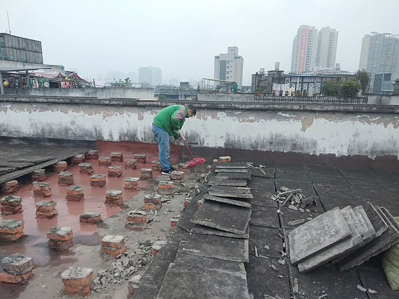 屋面防水施工：涂膜防水層依附于基層，基層質(zhì)量好壞，直接影響防水涂膜的質(zhì)量。因而在涂膜施工前，應(yīng)對(duì)基層進(jìn)行認(rèn)真的檢查和必要的處理，使之達(dá)到涂膜施工的要求。涂料的涂布應(yīng)采取&ldquo;先高后低、先遠(yuǎn)后近、先立面后平面&rdquo;的施工順序。同一屋面上先涂布排水比較集中的水落口、天溝、檐口等節(jié)點(diǎn)部位，再進(jìn)行大面積的涂布。用滾刷或毛刷均勻地涂刷多遍，直到達(dá)到規(guī)定的涂膜厚度要求，不得漏底，待涂層干固后，才能進(jìn)行下一道工序。當(dāng)多遍涂布時(shí)，每遍涂刷方向應(yīng)與上一遍方向相垂直。