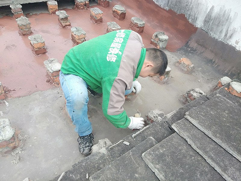 屋面防水施工：涂膜防水層依附于基層，基層質(zhì)量好壞，直接影響防水涂膜的質(zhì)量。因而在涂膜施工前，應(yīng)對(duì)基層進(jìn)行認(rèn)真的檢查和必要的處理，使之達(dá)到涂膜施工的要求。涂料的涂布應(yīng)采取&ldquo;先高后低、先遠(yuǎn)后近、先立面后平面&rdquo;的施工順序。同一屋面上先涂布排水比較集中的水落口、天溝、檐口等節(jié)點(diǎn)部位，再進(jìn)行大面積的涂布。用滾刷或毛刷均勻地涂刷多遍，直到達(dá)到規(guī)定的涂膜厚度要求，不得漏底，待涂層干固后，才能進(jìn)行下一道工序。當(dāng)多遍涂布時(shí)，每遍涂刷方向應(yīng)與上一遍方向相垂直。