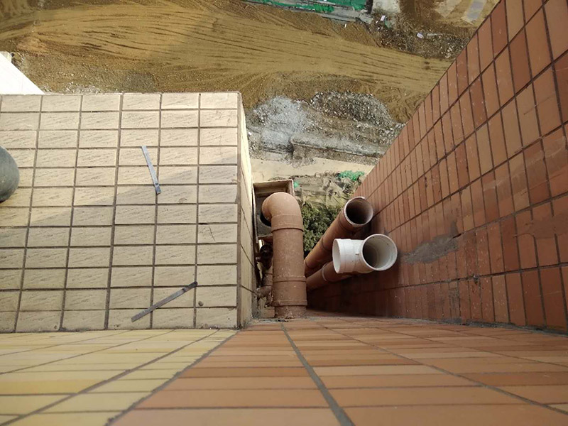 外墻管道漏水維修：首先需要去盡快解決的就是排水的問(wèn)題，從這里就是要及時(shí)的去維修。一般排水管出現(xiàn)漏水的時(shí)候，都是比較的難以去檢修的，如果是在外側(cè)還好，如果是墻壁里面的話，那么還是需要去避免的。 1、找滲水的部位，鑿開(kāi)外墻滲水區(qū)域，進(jìn)行檢測(cè)，找到滲水的根本原因，然后進(jìn)行處理。 2、如果是飄窗板上面滲水。這個(gè)時(shí)候就可以采用注漿法進(jìn)行修復(fù)，也可以用相同的墻體來(lái)好好修復(fù)。3、里面修復(fù)好后，外墻也需要修復(fù)，主要是用涂料修復(fù)，用防水膩?zhàn)铀?次后，然后按照其他的裝修工藝進(jìn)行施工。 4、仔細(xì)的找到墻體上門的空頭縫，墻體上門的孔洞，一一將它們進(jìn)行清除、填補(bǔ)。