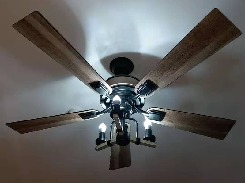 吊扇燈安裝：首先要使電路斷電，請拆下相應(yīng)的保險絲或使相應(yīng)斷路器跳閘。另外，您也可以操作總開關(guān)以切斷家里的總電源。從天花板上拆下原來的燈具。大多數(shù)燈具都使用螺栓或螺釘固定在天花板上，拆下蓋板后可斷開連接。在大多數(shù)家庭中，電路中有兩根線，燈具中有三根線。將黑線和黑線相連、白線和白線相連，然后將剩余的接地線(裸線或綠線)連接到金屬接線盒中或制造商建議的其他位置。使用接線螺母進行連接，并在連接后檢查是否牢固。