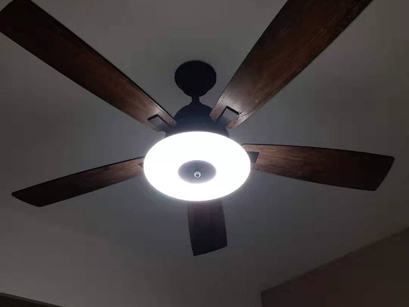 吊扇燈安裝：首先要使電路斷電，請拆下相應(yīng)的保險絲或使相應(yīng)斷路器跳閘。另外，您也可以操作總開關(guān)以切斷家里的總電源。從天花板上拆下原來的燈具。大多數(shù)燈具都使用螺栓或螺釘固定在天花板上，拆下蓋板后可斷開連接。在大多數(shù)家庭中，電路中有兩根線，燈具中有三根線。將黑線和黑線相連、白線和白線相連，然后將剩余的接地線(裸線或綠線)連接到金屬接線盒中或制造商建議的其他位置。使用接線螺母進行連接，并在連接后檢查是否牢固。