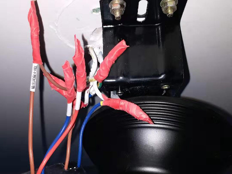 吊扇燈安裝：首先要使電路斷電，請拆下相應(yīng)的保險絲或使相應(yīng)斷路器跳閘。另外，您也可以操作總開關(guān)以切斷家里的總電源。從天花板上拆下原來的燈具。大多數(shù)燈具都使用螺栓或螺釘固定在天花板上，拆下蓋板后可斷開連接。在大多數(shù)家庭中，電路中有兩根線，燈具中有三根線。將黑線和黑線相連、白線和白線相連，然后將剩余的接地線(裸線或綠線)連接到金屬接線盒中或制造商建議的其他位置。使用接線螺母進行連接，并在連接后檢查是否牢固。