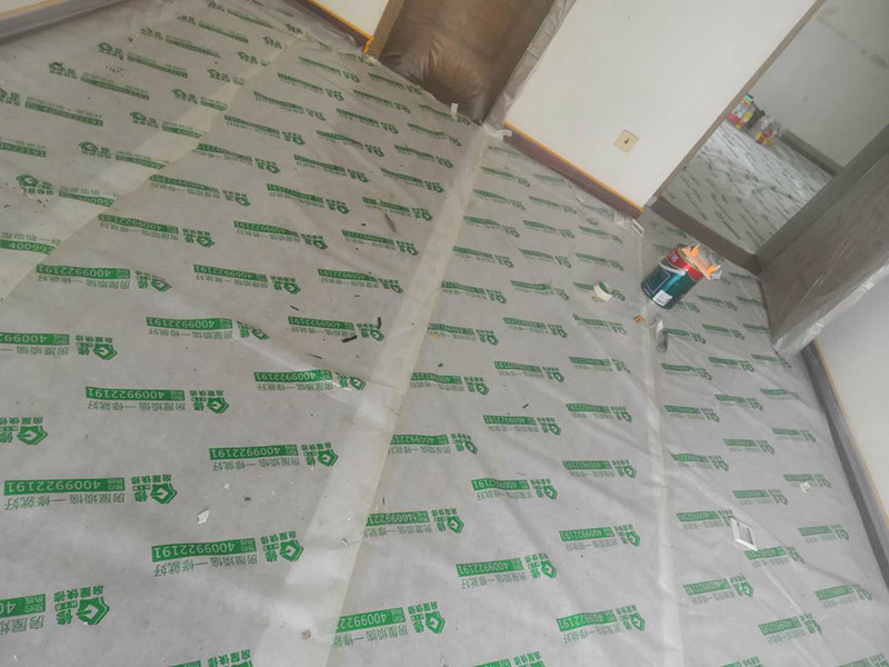 墻面乳膠漆翻新：如果原墻是乳膠漆，且基礎(chǔ)強(qiáng)度較好，經(jīng)簡(jiǎn)單打毛修補(bǔ)后可以直接刷漆，但要注意不要破壞原墻漆膜的完整性，也不要用比原墻乳膠漆附著力好太多的乳膠漆，否則容易起皮脫落；如果原墻是刮瓷，則必須產(chǎn)掉重做，其實(shí)在這方面只要掌握一個(gè)原則，即同等性質(zhì)才能翻新，否則就必須重來(lái)。 如果原墻面的漆已經(jīng)不好了的話，再刷上乳膠漆會(huì)把以前的乳膠漆泡下來(lái)，可以選鮮呼吸SBS強(qiáng)力膠、鮮呼吸卓越型白膠，再刮一遍膩?zhàn)哟蚰ズ笤偎⑷槟z漆。另外，如果經(jīng)濟(jì)條件允許，而你對(duì)原墻質(zhì)量又不滿意的話，建議最好重做。因?yàn)閴γ娴奶幚硎钦麄€(gè)裝修過(guò)程中最骯臟的部分，千萬(wàn)不要圖省事，否則以后會(huì)很麻煩。