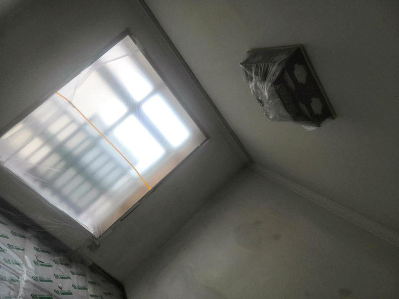 墻面乳膠漆翻新：如果原墻是乳膠漆，且基礎(chǔ)強(qiáng)度較好，經(jīng)簡(jiǎn)單打毛修補(bǔ)后可以直接刷漆，但要注意不要破壞原墻漆膜的完整性，也不要用比原墻乳膠漆附著力好太多的乳膠漆，否則容易起皮脫落；如果原墻是刮瓷，則必須產(chǎn)掉重做，其實(shí)在這方面只要掌握一個(gè)原則，即同等性質(zhì)才能翻新，否則就必須重來(lái)。 如果原墻面的漆已經(jīng)不好了的話，再刷上乳膠漆會(huì)把以前的乳膠漆泡下來(lái)，可以選鮮呼吸SBS強(qiáng)力膠、鮮呼吸卓越型白膠，再刮一遍膩?zhàn)哟蚰ズ笤偎⑷槟z漆。另外，如果經(jīng)濟(jì)條件允許，而你對(duì)原墻質(zhì)量又不滿意的話，建議最好重做。因?yàn)閴γ娴奶幚硎钦麄€(gè)裝修過(guò)程中最骯臟的部分，千萬(wàn)不要圖省事，否則以后會(huì)很麻煩。