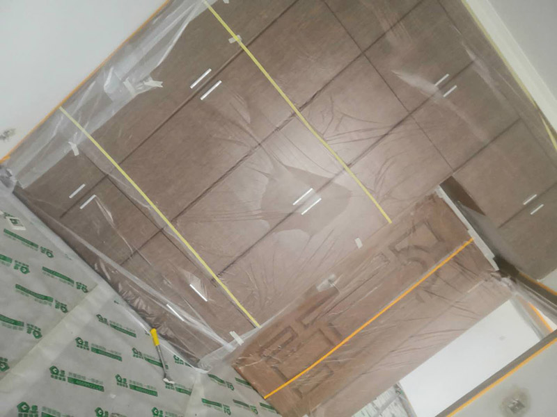 墻面乳膠漆翻新：如果原墻是乳膠漆，且基礎(chǔ)強(qiáng)度較好，經(jīng)簡(jiǎn)單打毛修補(bǔ)后可以直接刷漆，但要注意不要破壞原墻漆膜的完整性，也不要用比原墻乳膠漆附著力好太多的乳膠漆，否則容易起皮脫落；如果原墻是刮瓷，則必須產(chǎn)掉重做，其實(shí)在這方面只要掌握一個(gè)原則，即同等性質(zhì)才能翻新，否則就必須重來(lái)。 如果原墻面的漆已經(jīng)不好了的話，再刷上乳膠漆會(huì)把以前的乳膠漆泡下來(lái)，可以選鮮呼吸SBS強(qiáng)力膠、鮮呼吸卓越型白膠，再刮一遍膩?zhàn)哟蚰ズ笤偎⑷槟z漆。另外，如果經(jīng)濟(jì)條件允許，而你對(duì)原墻質(zhì)量又不滿意的話，建議最好重做。因?yàn)閴γ娴奶幚硎钦麄€(gè)裝修過(guò)程中最骯臟的部分，千萬(wàn)不要圖省事，否則以后會(huì)很麻煩。