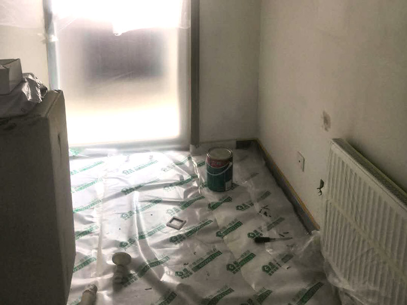 墻面乳膠漆翻新：如果原墻是乳膠漆，且基礎(chǔ)強(qiáng)度較好，經(jīng)簡(jiǎn)單打毛修補(bǔ)后可以直接刷漆，但要注意不要破壞原墻漆膜的完整性，也不要用比原墻乳膠漆附著力好太多的乳膠漆，否則容易起皮脫落；如果原墻是刮瓷，則必須產(chǎn)掉重做，其實(shí)在這方面只要掌握一個(gè)原則，即同等性質(zhì)才能翻新，否則就必須重來(lái)。 如果原墻面的漆已經(jīng)不好了的話，再刷上乳膠漆會(huì)把以前的乳膠漆泡下來(lái)，可以選鮮呼吸SBS強(qiáng)力膠、鮮呼吸卓越型白膠，再刮一遍膩?zhàn)哟蚰ズ笤偎⑷槟z漆。另外，如果經(jīng)濟(jì)條件允許，而你對(duì)原墻質(zhì)量又不滿意的話，建議最好重做。因?yàn)閴γ娴奶幚硎钦麄€(gè)裝修過(guò)程中最骯臟的部分，千萬(wàn)不要圖省事，否則以后會(huì)很麻煩。