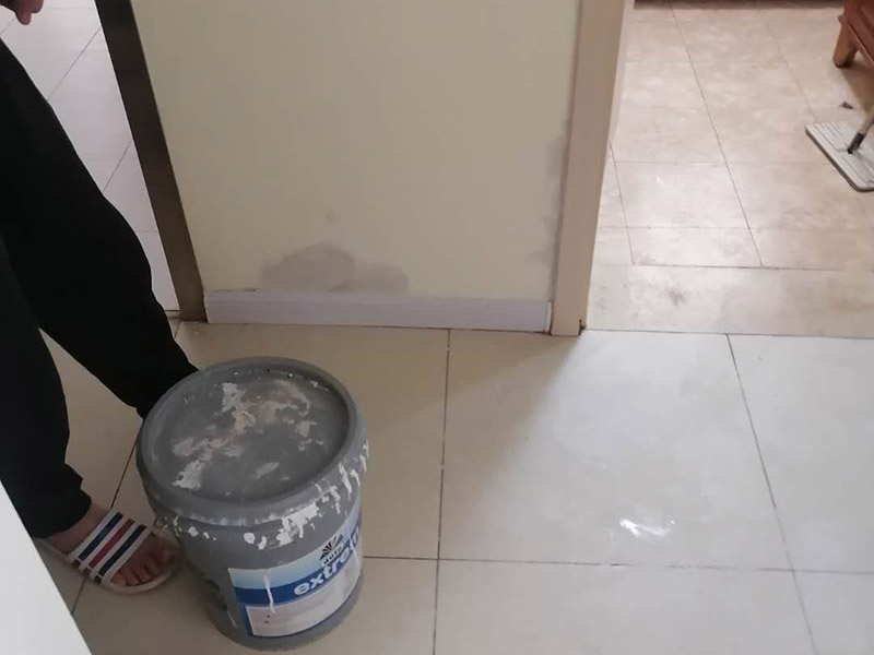 浴室外墻修補(bǔ)：衛(wèi)生間外墻墻皮脫落bai也很正常，主要是因?yàn)樾l(wèi)du生間長(zhǎng)期潮濕，容易變得zhi墻皮dao起泡脫落，如何處理呢？如果想要省心請(qǐng)直接叫專業(yè)的施工隊(duì)伍來干，如果自己處理的話也比較麻煩，首先要鏟除掉外皮，然后再打磨，然后繼續(xù)施工防水漆，要多刷幾層。刷漆以前注意掌握基底的干濕程度。