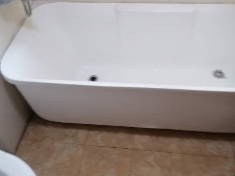 浴室外墻修補(bǔ)：衛(wèi)生間外墻墻皮脫落bai也很正常，主要是因?yàn)樾l(wèi)du生間長(zhǎng)期潮濕，容易變得zhi墻皮dao起泡脫落，如何處理呢？如果想要省心請(qǐng)直接叫專業(yè)的施工隊(duì)伍來干，如果自己處理的話也比較麻煩，首先要鏟除掉外皮，然后再打磨，然后繼續(xù)施工防水漆，要多刷幾層。刷漆以前注意掌握基底的干濕程度。