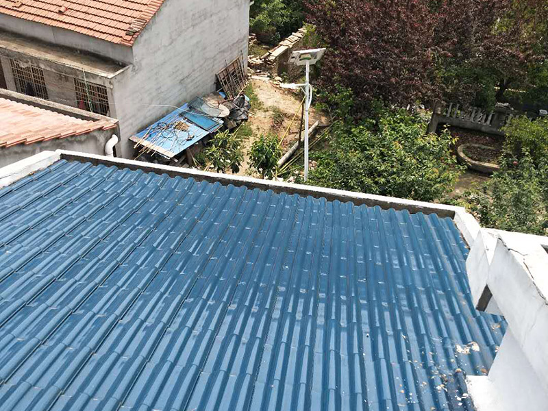 屋檐漏水維修：如果屋頂以前沒有做過防水，是新的水泥樓頂，那最好全面的做一次整體防水。選擇質(zhì)量較好的聚酯防水涂料或者聚酯防水卷材。如果以前做過防水，且時間較久，那么可能防水層已經(jīng)基本失去作用了，只能重新再做一遍。 先清理基面、找平層至混凝土結(jié)構層（注意事項一定要打到原混凝土結(jié)構層）。用吹風機、掃把清理雜物，基面充分濕潤。然后填平裂縫、封閉裂縫、并且用砂漿找平。 接下來就是用聚酯防水涂刷，涂覆要盡量均勻，不能局部沉積，各層之間的時間間隔以前一層涂膜干固不粘手為準?；嬉笃秸⒗喂?、干凈、無明水、無滲漏、凹凸不平及裂縫處須 先找平，陰陽角應做成圓弧角，注意不要有空鼓的現(xiàn)象。