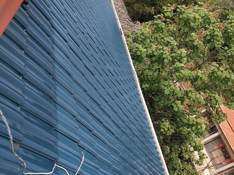 屋檐漏水維修：如果屋頂以前沒有做過防水，是新的水泥樓頂，那最好全面的做一次整體防水。選擇質(zhì)量較好的聚酯防水涂料或者聚酯防水卷材。如果以前做過防水，且時間較久，那么可能防水層已經(jīng)基本失去作用了，只能重新再做一遍。 先清理基面、找平層至混凝土結(jié)構層（注意事項一定要打到原混凝土結(jié)構層）。用吹風機、掃把清理雜物，基面充分濕潤。然后填平裂縫、封閉裂縫、并且用砂漿找平。 接下來就是用聚酯防水涂刷，涂覆要盡量均勻，不能局部沉積，各層之間的時間間隔以前一層涂膜干固不粘手為準?；嬉笃秸?、牢固、干凈、無明水、無滲漏、凹凸不平及裂縫處須 先找平，陰陽角應做成圓弧角，注意不要有空鼓的現(xiàn)象。