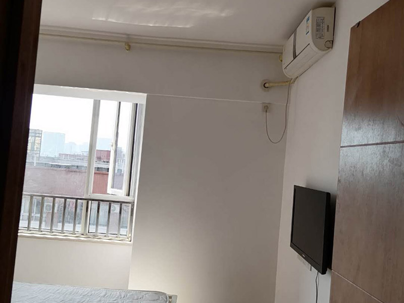 全屋墻面翻新：無法搬移或者不搬移的物品，應采用專業(yè)材料和遮蔽保護膜進行現(xiàn)場遮蔽，家里的每一件物品，包括地板、衣柜、電器、燈具、門窗、開關等，都應進行保護，保證施工后依然潔凈如新。 墻面涂刷前，可以使用進口的無塵打磨機進行墻面打磨，保證打磨過程中無灰塵，且效率高，注意打磨平整。 根據(jù)制定的方案修復墻面問題，可以使用高效環(huán)保的鮮呼吸凈味墻面漆、凈味防霉墻面漆等環(huán)保涂料進行施工，降低裝修中的甲醛危害，打造健康生活。還可縮短時間，快速住新家。 涂刷完成后，從整體上對墻面進行部分修補，保證墻面顏色一致，避免出現(xiàn)色差等問題。