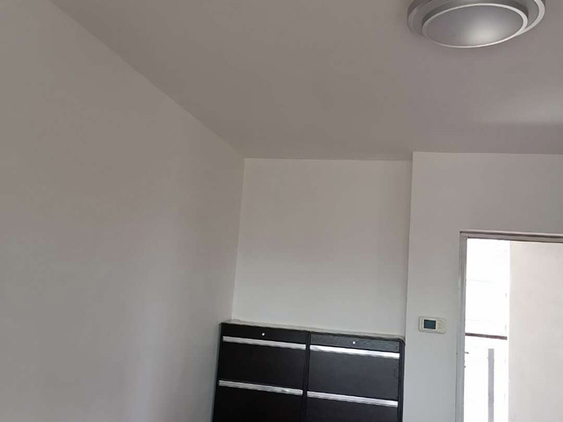 全屋墻面翻新：無法搬移或者不搬移的物品，應采用專業(yè)材料和遮蔽保護膜進行現(xiàn)場遮蔽，家里的每一件物品，包括地板、衣柜、電器、燈具、門窗、開關等，都應進行保護，保證施工后依然潔凈如新。 墻面涂刷前，可以使用進口的無塵打磨機進行墻面打磨，保證打磨過程中無灰塵，且效率高，注意打磨平整。 根據(jù)制定的方案修復墻面問題，可以使用高效環(huán)保的鮮呼吸凈味墻面漆、凈味防霉墻面漆等環(huán)保涂料進行施工，降低裝修中的甲醛危害，打造健康生活。還可縮短時間，快速住新家。 涂刷完成后，從整體上對墻面進行部分修補，保證墻面顏色一致，避免出現(xiàn)色差等問題。