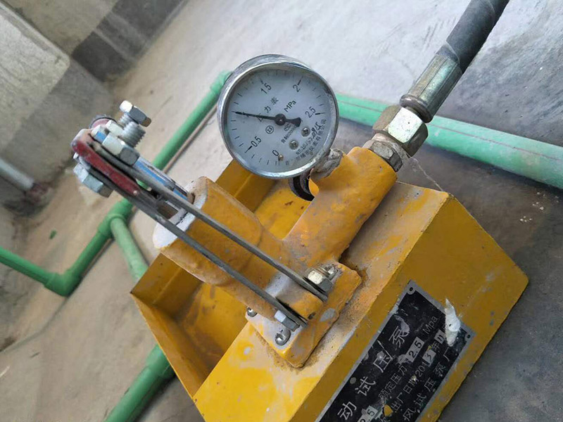 廚房水管打壓測試：1、直至管道內充滿水,關閉排氣孔。2、逐步增加管道壓力(可觀察壓力表),增至到試驗壓力并穩(wěn)壓30min,期間如壓力下降可注水補壓。但不得高于試驗壓力。3、檢查管道接口、配件等處有無滲漏現(xiàn)象。如有滲漏,,應中止試壓,查明原因并解決滲漏,再按步驟5進行組織試壓。4、泄壓至最大試驗壓力的50%;5、如果壓力穩(wěn)定在50%的最大工作壓力,甚至有壓力上升現(xiàn)象,表明無滲漏;6、再持續(xù)進行外觀檢查90in,如仍無滲漏,則試壓合格。7、管道長度,根據(jù)實際情況采取,但最長不得長于500m;8、在管道兩端(已焊有PE法蘭盤)配裝密閉法蘭板,中間使用硅膠板作密封。用螺栓緊固,并配置球閥。一端為進水口,一端為出水口(也做排氣孔)。9、在進水口端,應安裝上壓力表。