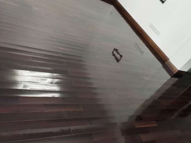 地板保養(yǎng)打蠟：首先不是所有的地板都是有需要打蠟保養(yǎng)的，強(qiáng)化地板就是不需要打蠟的。它是分為了耐磨層、基材層和底層三層結(jié)合成的。表層耐磨層為三氧化二鋁，具有較高的耐磨性和防護(hù)性，因此相對于實木等其他地板，強(qiáng)化地板的表層本身保護(hù)比較嚴(yán)實，不需要&ldquo;多此一舉&rdquo;。 很多人認(rèn)為打蠟時，越多蠟越好，其實這個是很大的誤區(qū)。如果是用蠟過多，反而因為縫隙填滿太多而影響美觀，還有可能會造成也拋光不勻，直接影響了地板亮度。所以只要用適當(dāng)?shù)挠靡恍┫灳蛪蛄耍业匕宕蛳炓膊皇窃筋l繁越好，一般實木地板隔半年打一次即可。